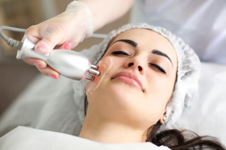 Tratamiento facial con dispositivo en Ari Martínez Beauty para mejorar la piel