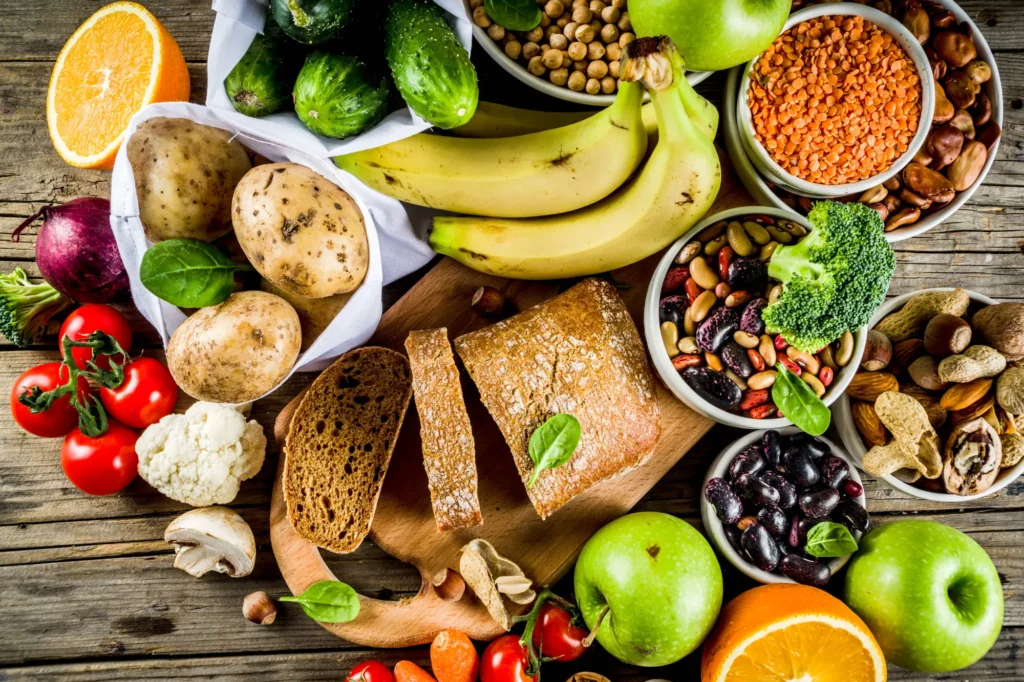 Una dieta equilibrada con frutas y verduras en Ari Martinez Beauty.