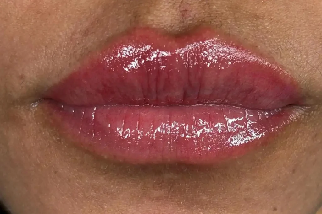 Labios con brillo después de la micropigmentación de labios en Ari Martínez Beauty