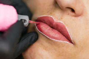 Delimitación de labios en el tratamiento de micropigmentacion de labios de Ari Martínez Beauty