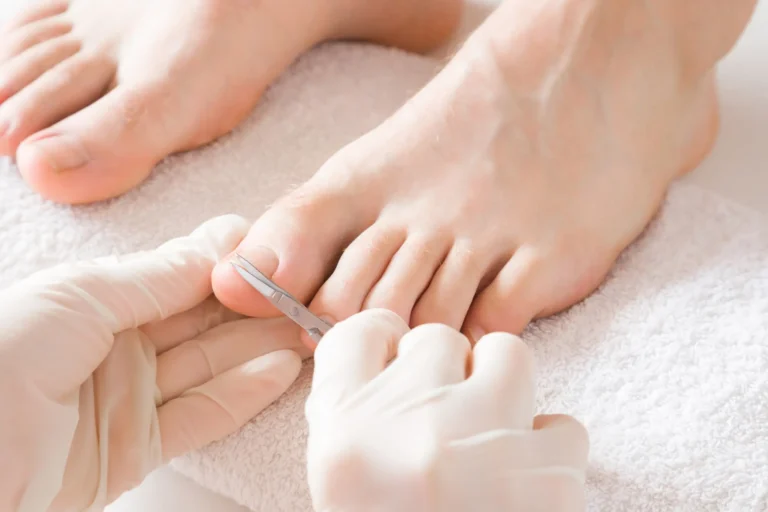 Aplicación de pedicura en los pies en los servicios de estética avanzada Ari Martínez Beauty