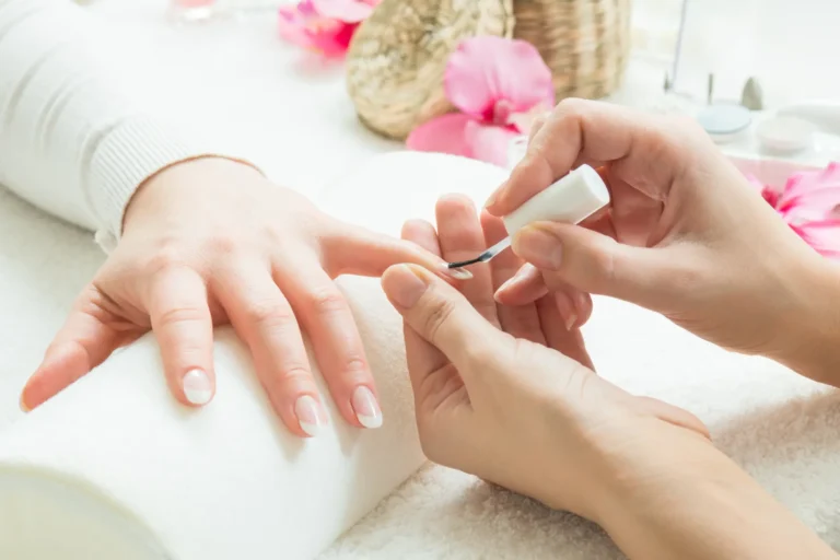 Aplicación de manicura en las manos en Ari Martínez Beauty