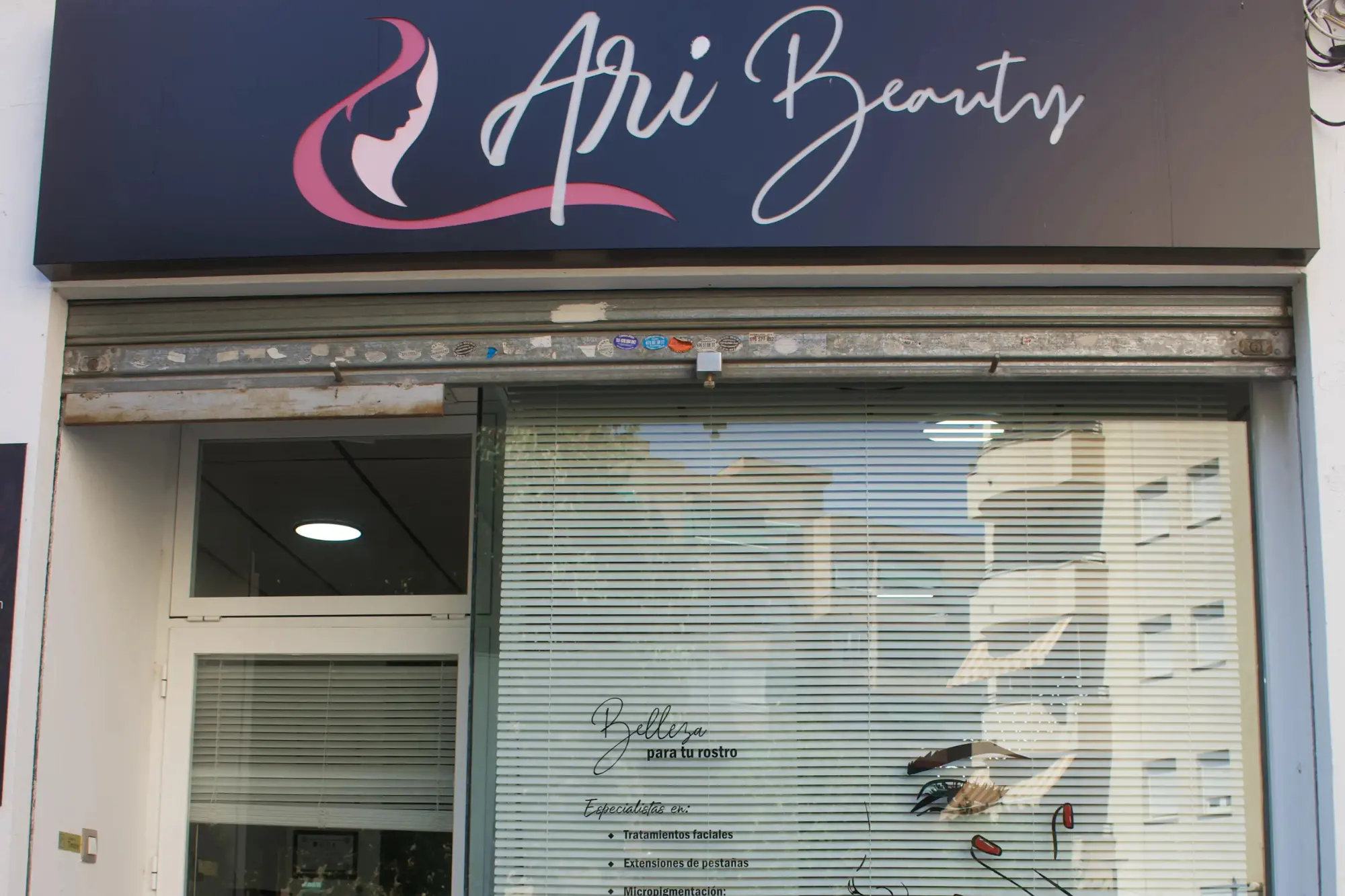 Fachada de Ari Martínez Beauty, centro de estética y belleza en Granada. Contacto y ubicación de Ari Martínez Beauty.