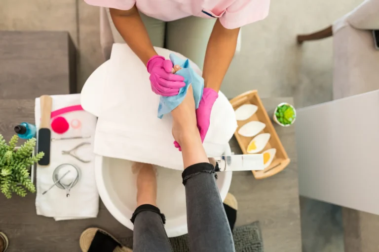 Pedicura en spa con guantes rosas en Ari Martínez Beauty