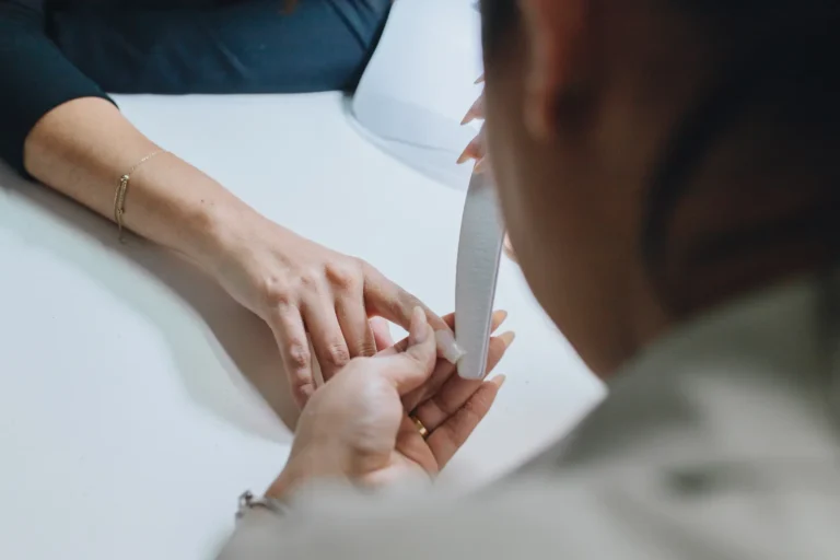 Limpado de uñas durante manicura en Ari Martínez Beauty