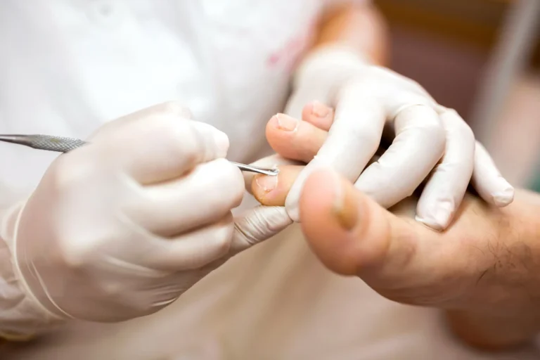 Limpieza de cutículas en uñas de pies en Ari Martínez Beauty