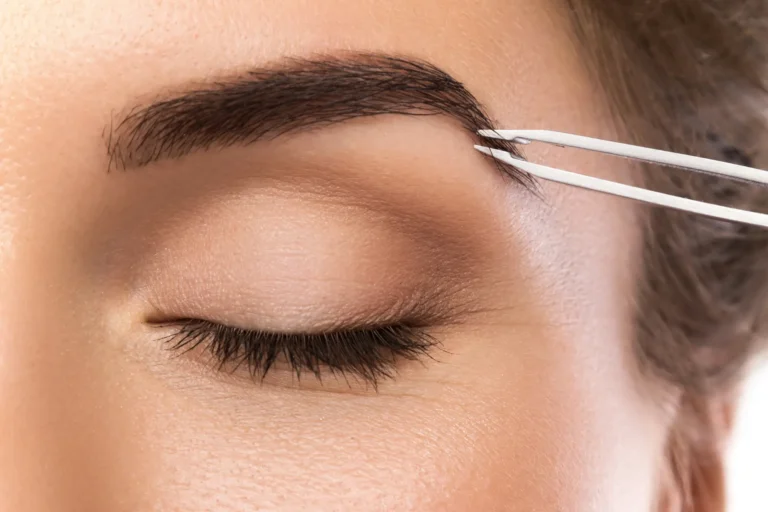 Depilación de cejas con pinzas en los tratamientos de cejas en Ari Martínez Beauty