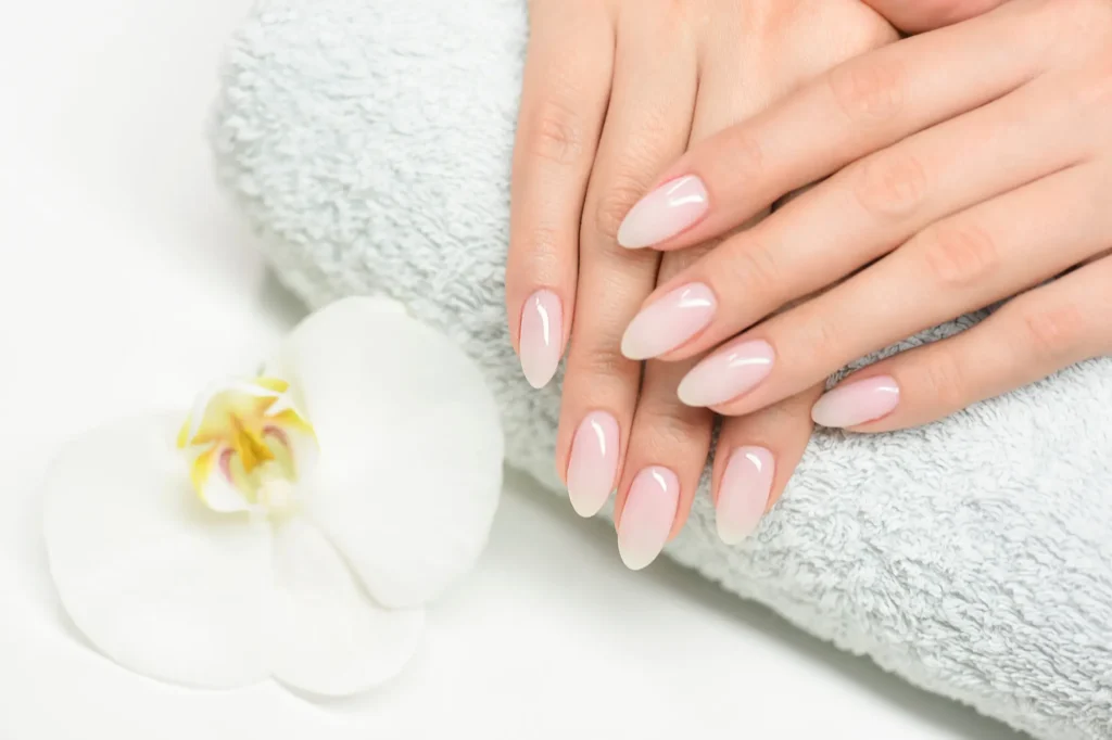 Manicura de uñas con esmalte blanco en Ari Martínez Beauty