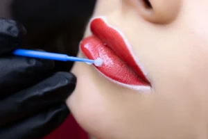 Anestesia atópica de labios durante el tratamiento de micropigmentación de labios en Ari Martínez Beauty.