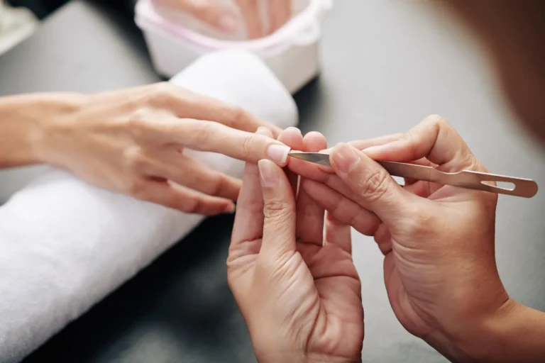 manicura con limpieza y limado de uñas