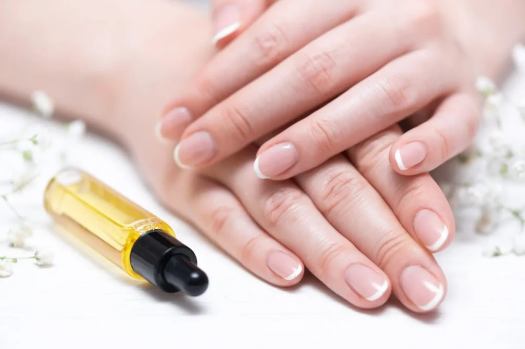 Uñas limpias y cuidadas después de manicura en Ari Martínez Beauty