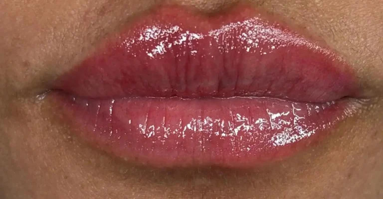 Labios con brillo después de la micropigmentación de labios en Ari Martínez Beauty